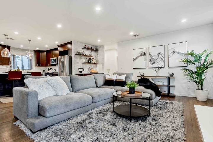 Stylish Casa by Universal|Free Parking+EV Charger gallery image 5