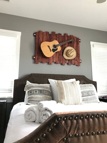 ⭐️🎻⭐️MUSIC CITY CENTRAL•ARCADE•AIR HOCKEY•FOOSBALL⭐️⭐️