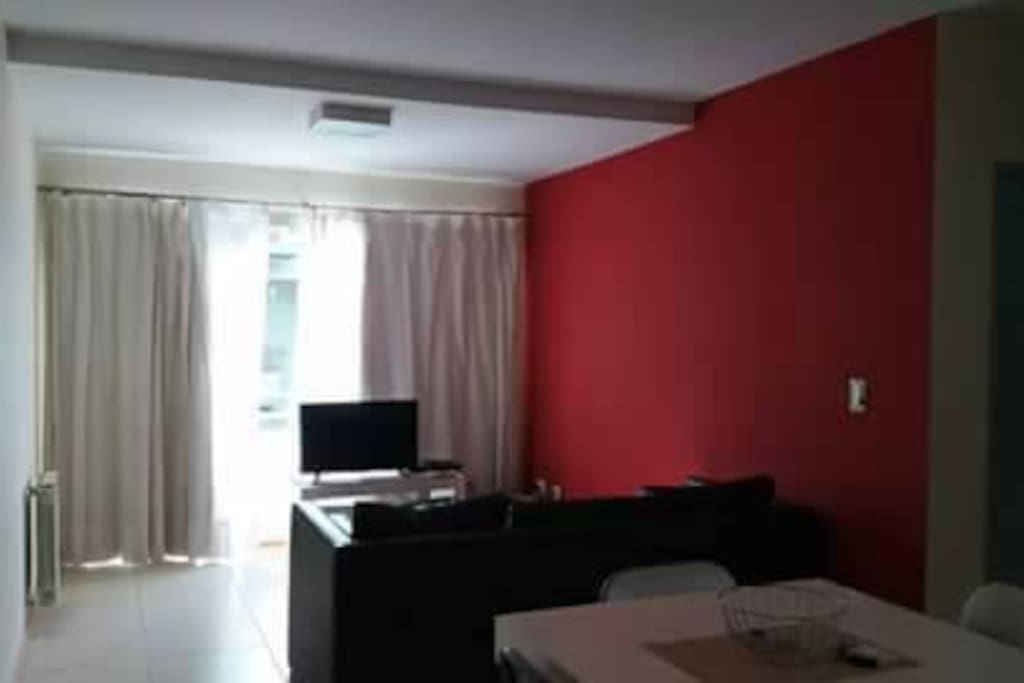 Living con TV y sofá cama con carricama