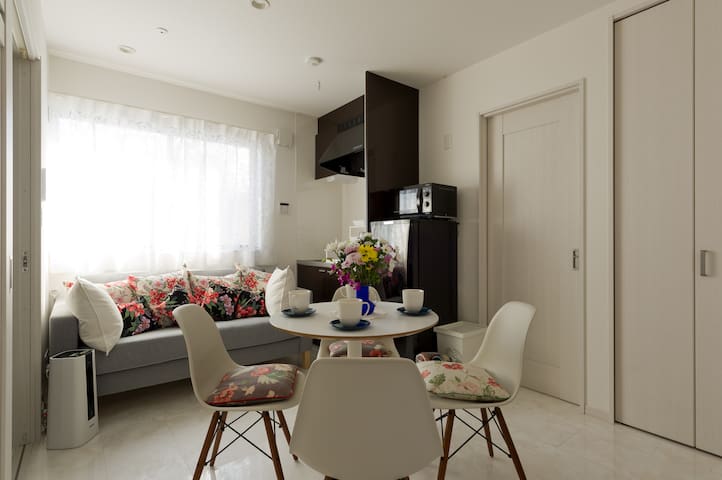 閑静な住宅街の一軒家、渋谷、原宿、代々木公園、明治神宮の近く、2BR、4BD, リビング、台所、風呂