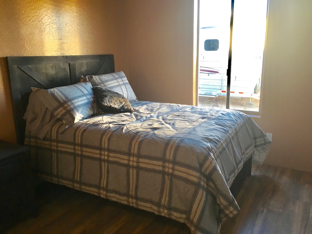 ห้องนอน #3 พร้อมเตียงควีนไซส์