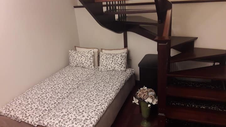 楼下走廊的沙发床