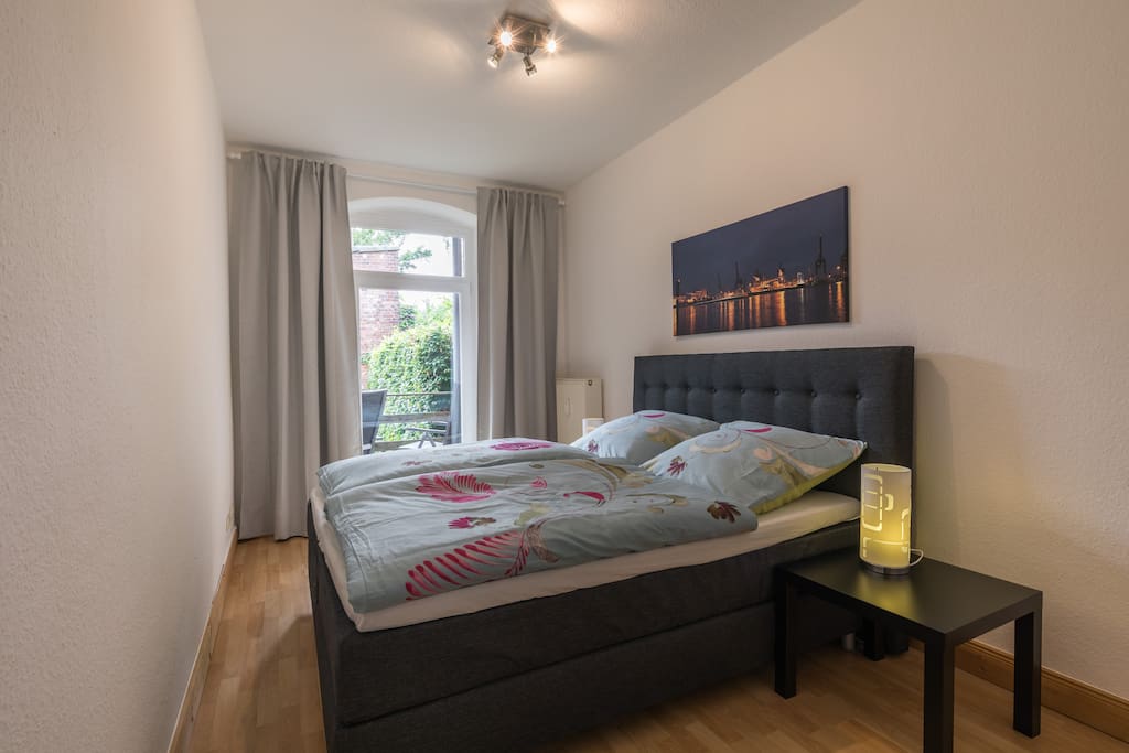 Das Schlafzimmer ist mit einem komfortablen Boxspringbett ausgestattet. Angenehme Satinbettwäsche sorgt für erholsamen Schlaf.