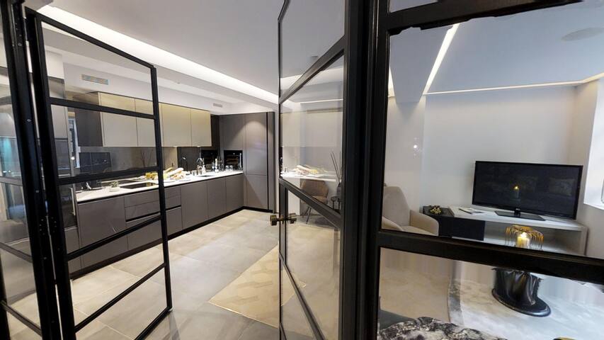 Modern and Gorgeous 2 Bedroom and 2 Bathroom in Soho gallery image 5