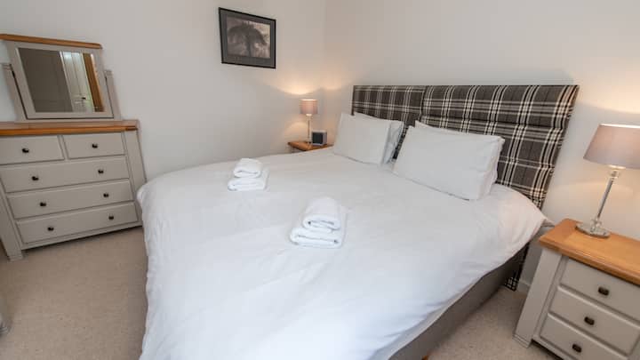 غرفة نوم 2 مع حمام داخلي (يمكن إعدادها على هيئة سرير كينج أو سرير مزدوج)