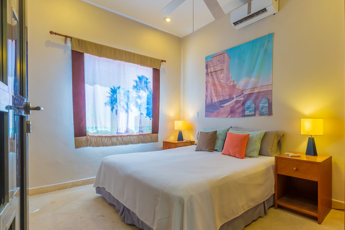 Spavaća soba na prvom katu s bračnim krevetom i  vlastitom kupaonicom. Može se konfigurirati s dva odvojena kreveta uz prethodnu najavu.