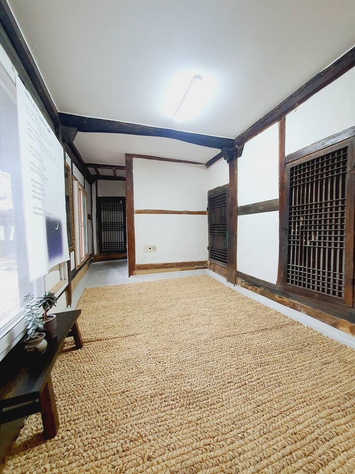 Hanok With Beautiful Nature - 대한민국