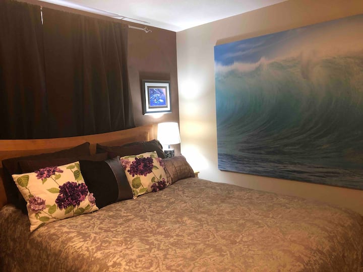 מיטת קווין בחדר שינה פרטי. האורחים מתלהבים מהנוחות של מיטת קווין. שקטה מאוד, את השאר אתה רוצה! 