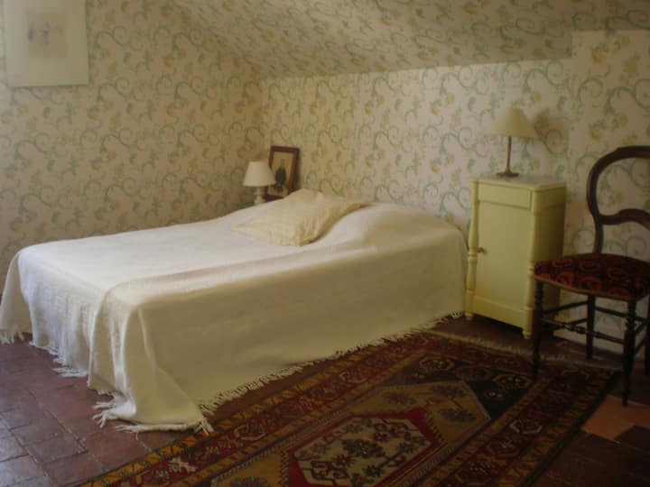 იატაკის

ორადგილიანი საძინებელი 

გადაჰყურებს სააბაზანოს