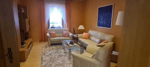 Leistungsstarkes Airbnb: Near Ford/Fair/City: 88m² flat bright chic clean in Köln