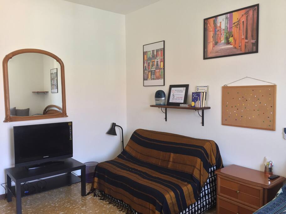 Camera da letto (divano letto e tv)