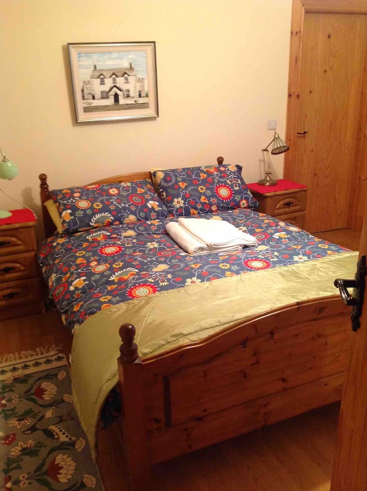 Спална соба 1
Удобна главна спална соба со сопствена бања. 