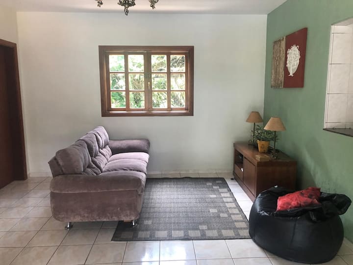 Sala ampla, piso frio, ventilador 