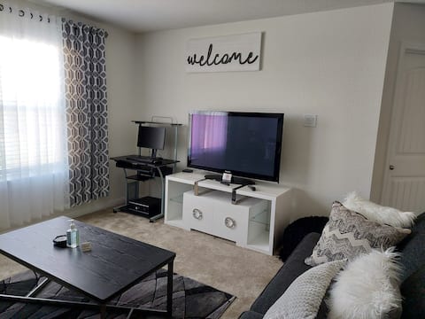 Top Airbnb: Brand New 2 Story "La Vie Est Belle at Mimi's." in Addicks Park Ten