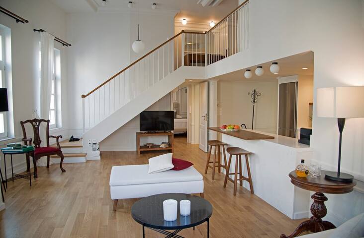 Estate | 9 Bedrooms | 4 Suites | Acropolis View gallery image 4