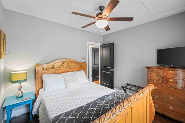  Dormitorio queen en el piso principal.