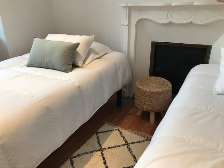 الطابق الأول 
غرفة نوم بسريرين فرديين.