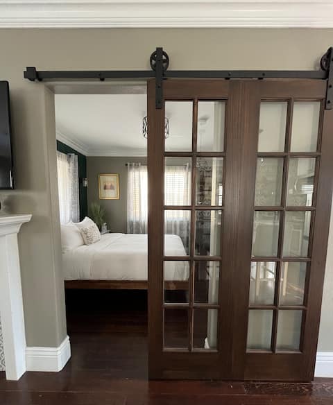 Top performing Airbnb: Urban Cottage•TOP 1% Ranking•Remote DW Gate•ADT in North Oak Park