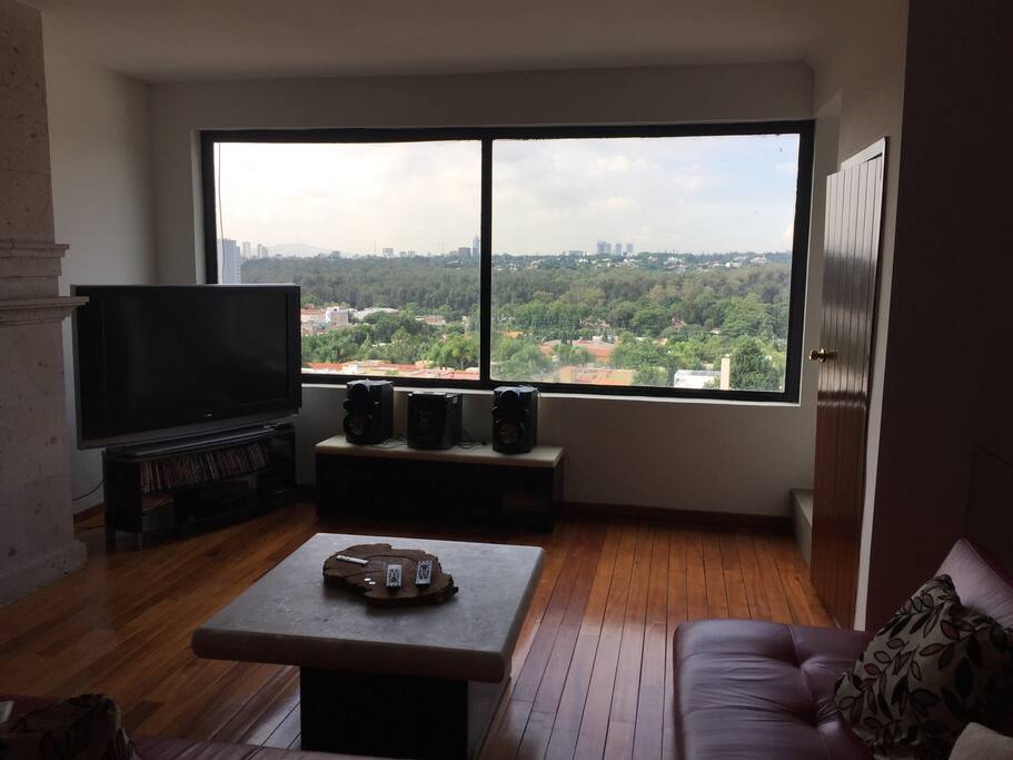 Desde nuestro hogar se aprecia el Bosque de los Colomos, se respira un ambiente fresco y las aves cantan todo el dia... From our home you can appreciate the Forest of the Colomos, breathe a fresh atmosphere and the birds sing all day