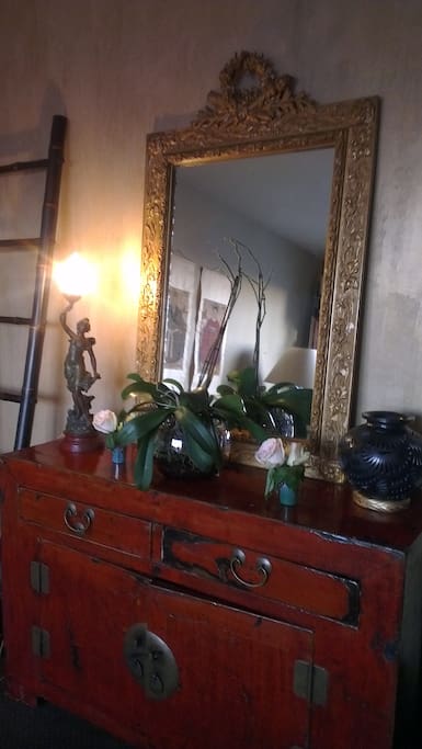 Commode et miroir (salon)