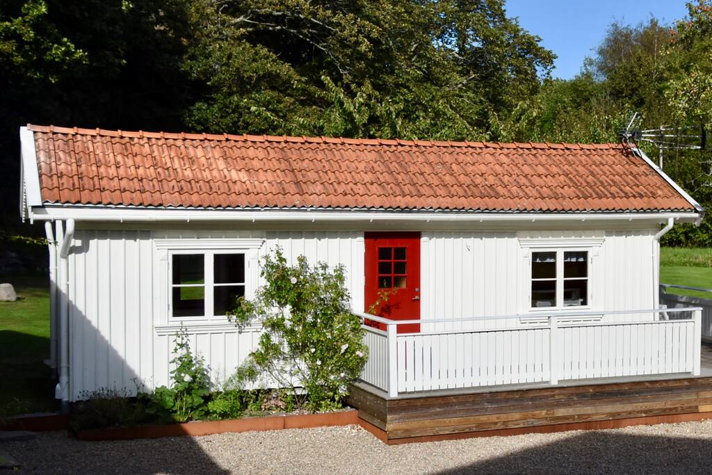 Gårdshuset/gäststugan sett från hyresvärdens trappa.