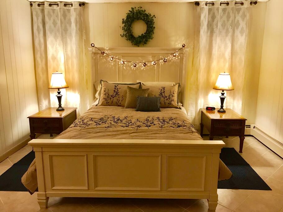 Master Bedroom with Queen Bed