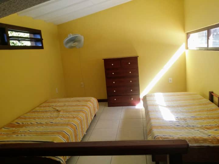 غرفة النوم 3 ميزان بدون مكيف هواء ، مروحة فقط.