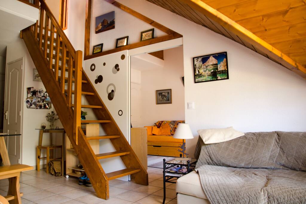 l'escalier qui monte à la mezzanine