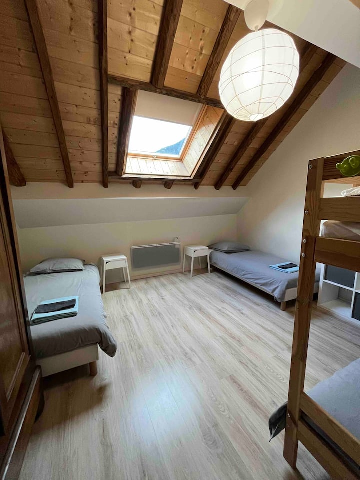 Bedroom with two singles and one bunk bed 