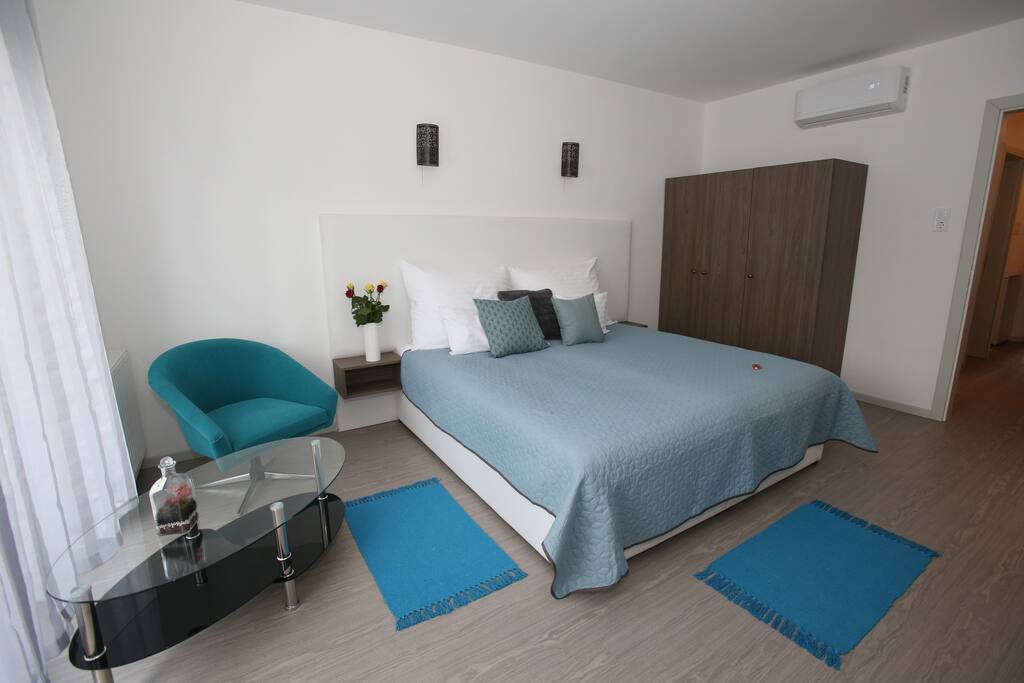 Nagyobb szoba erkéllyel / Apartman 5
