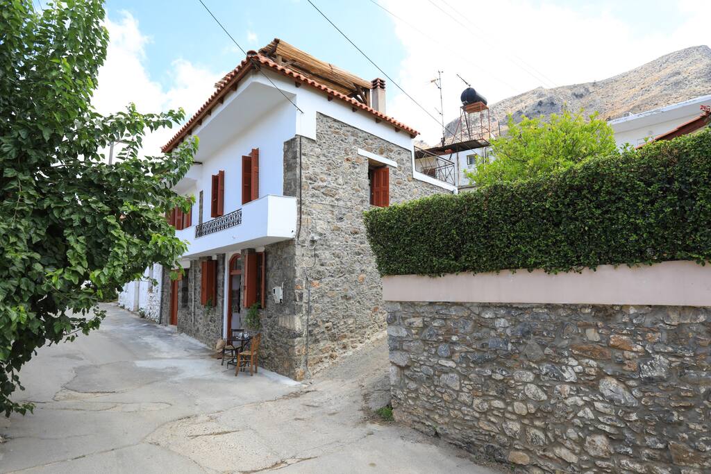 the road which ride in the second entrance of the house without stairs