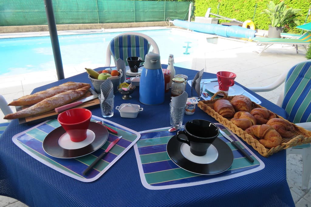 petit déjeuner au bord de la piscine