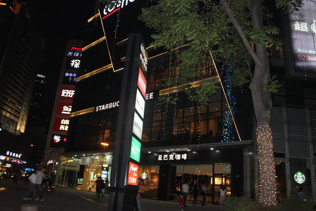 楼下的夜景,走累就到这里歇歇!
