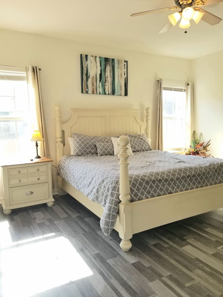 Hlavná spálňa na 1. poschodí (vlastná kúpeľňa je pripojená)