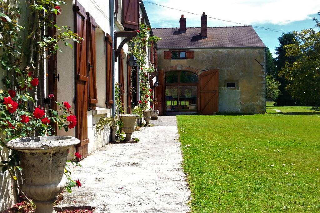 Terrasse et le jardin en face de la maison.
