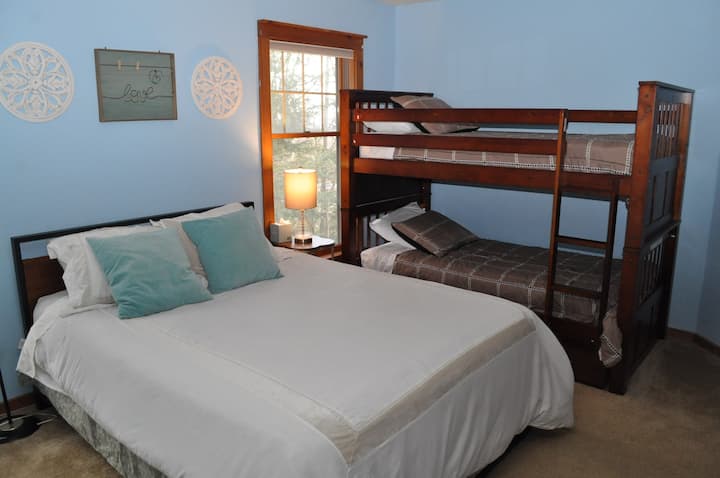 Вториот апартман со спална соба на горниот кат има нов брачен кревет (широк 150-179 см), кревет на спрат и сопствена бања.