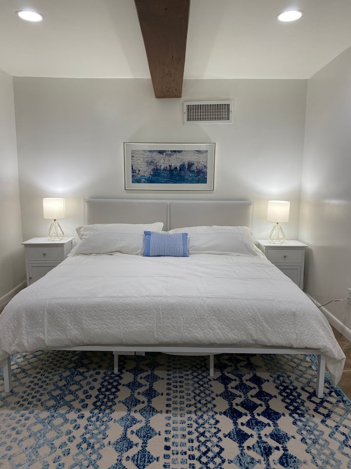 Chumba cha kulala kilicho na kitanda aina ya king