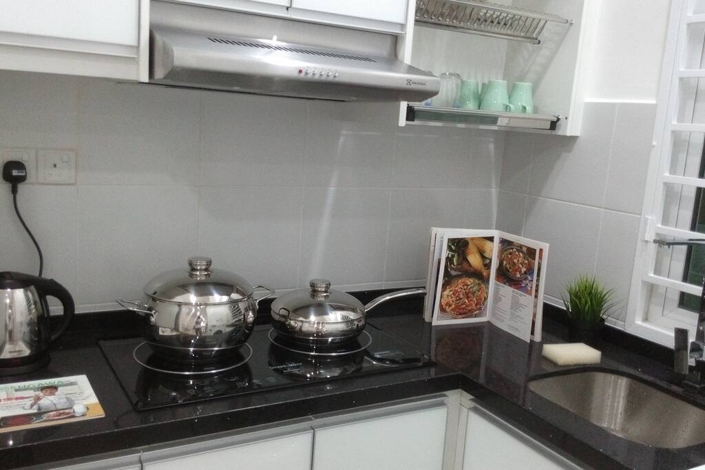 Photo (1): Kitchen