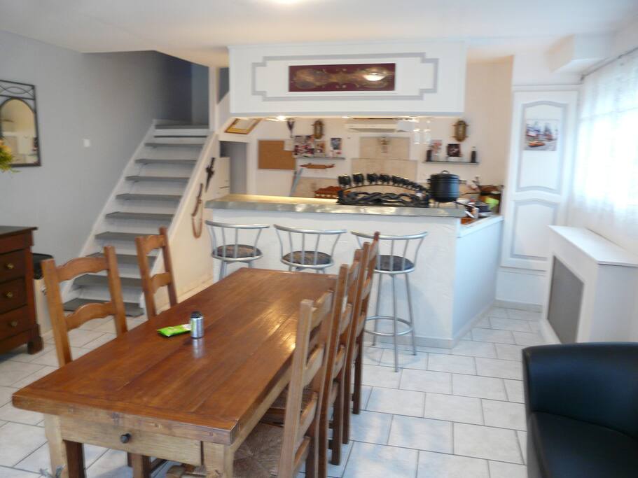 Vous serez chez vous, ici, pas de chambre dans une maison, mais bien une maison a part dans une cour fermée!