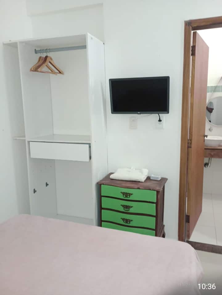 Suite avec climatisation et télévision connectée.