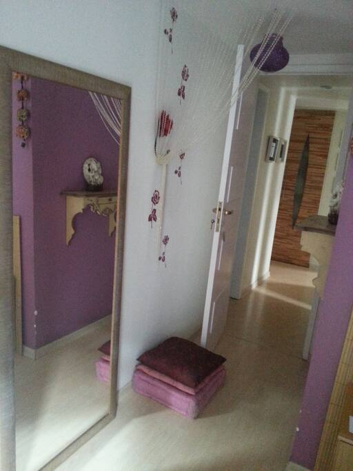 Entrada do quarto com um belo e grande espelho.