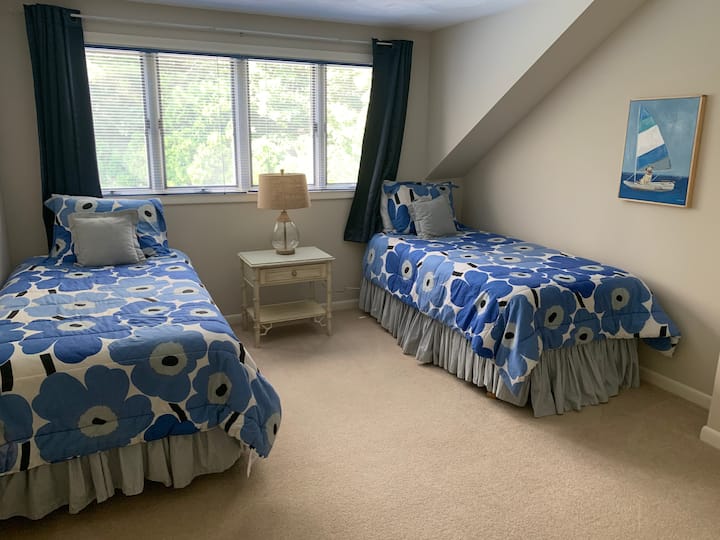 ห้องนอนชั้นบนพร้อมเตียงคู่