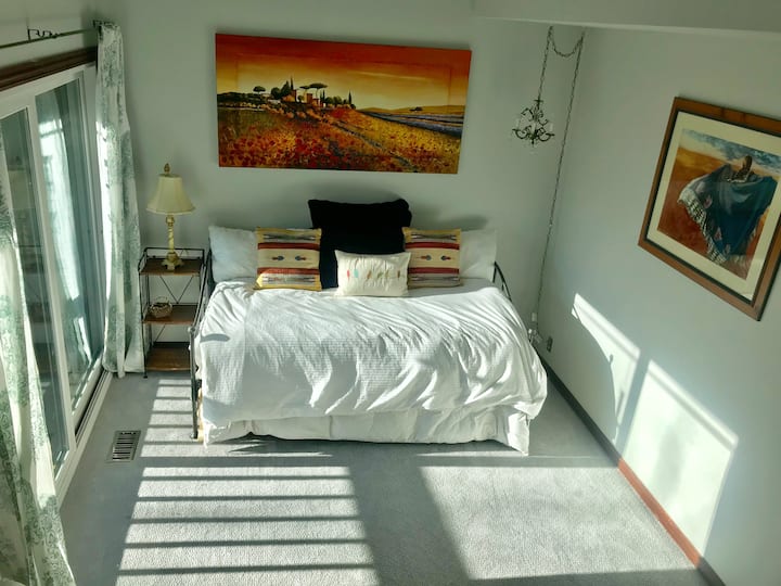 חדר שינה בקומה השנייה עם מיטה מתקפלת שהופכת למיטה קינג סייז או לשתי מיטות נפרדות. 