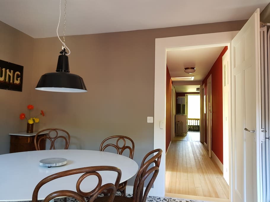 Blick von der Küche zum Wohnzimmer