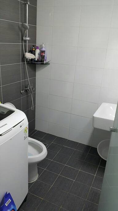 Clean bathroom. Washing machine available.