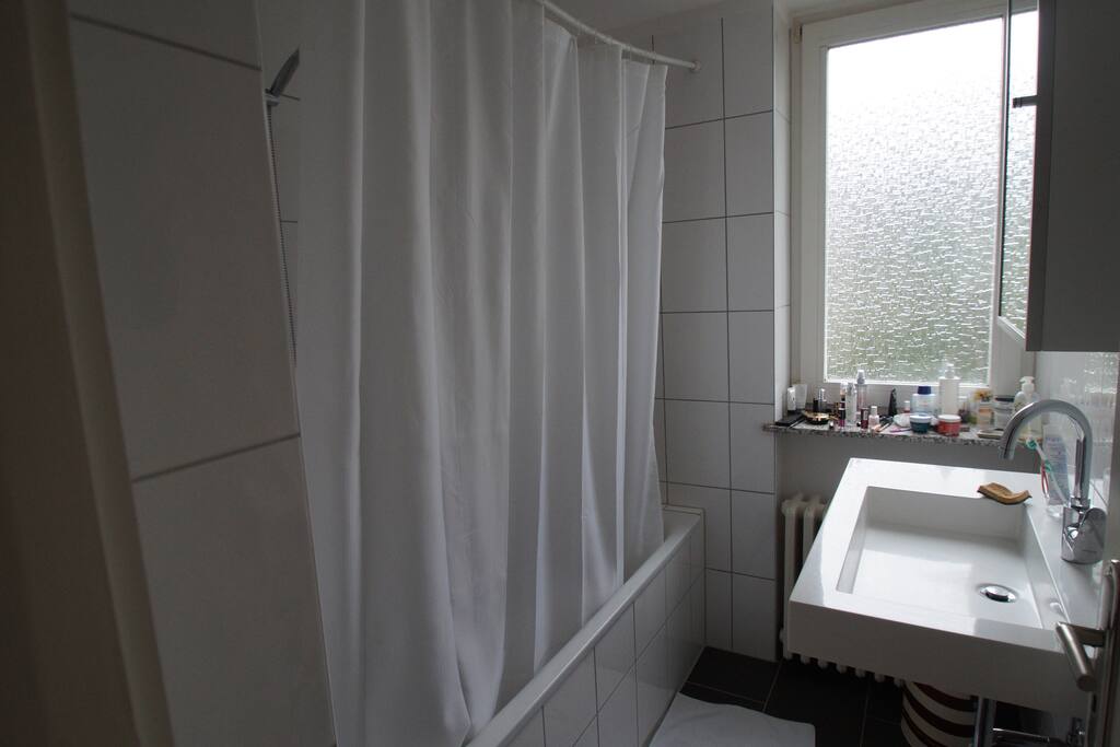 Badezimmer mit Fenster / Bathroom with window