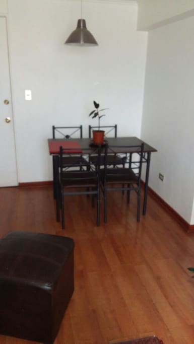 Comedor para 4 personas con posibilidad de agregar 2 asientos adicionales