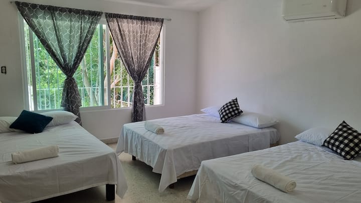 Recamara #1 c/ 3 camas matrimoniales.