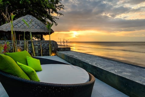 Villa Emerald - Romantic Balinese Beachfront Villa