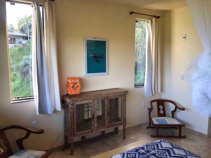 Soba s  klima-uređajem u kombinaciji s odličnom poprečnom ventilacijom i prirodnim osvjetljenjem.